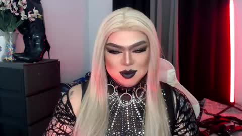 Snapshot of michellevixen921 chatting on October 28, 5:36 pm Michelle online show from October 28, 5:36 pm