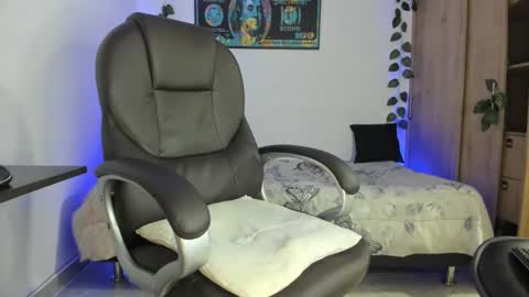 mikee_scooth online show from February 17, 8:19 am