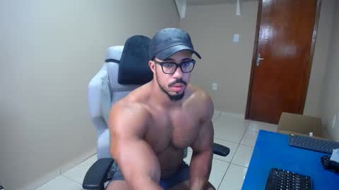 Snapshot of mikehotk chatting on December 12, 4:37 am mikehotk online show from December 12, 4:37 am