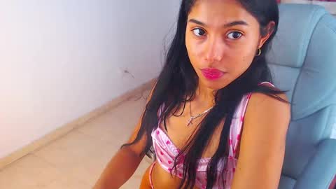 Snapshot of milaa_star chatting on October 3, 4:54 am milaa_star online show from October 3, 4:54 am