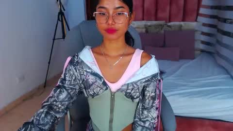 Snapshot of milaa_star chatting on October 2, 4:44 am milaa_star online show from October 2, 4:44 am