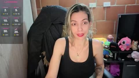 Snapshot of milacoxx8819 chatting on October 12, 1:09 am milacoxx8819 online show from October 12, 1:09 am