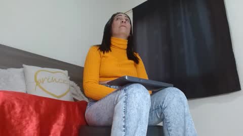 Snapshot of milahot23 chatting on February 11, 6:08 am mila online show from February 11, 6:08 am