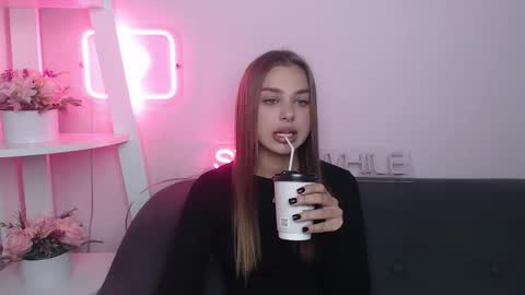Snapshot of milanaangelas chatting on October 3, 4:54 am milanaangelas online show from October 3, 4:54 am