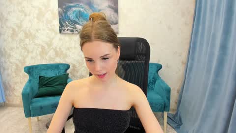 Snapshot of mileygloss chatting on February 4, 6:38 pm mileygloss online show from February 4, 6:38 pm