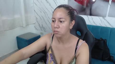 Snapshot of milf_loven chatting on March 5, 7:27 pm Milf Loven online show from March 5, 7:27 pm