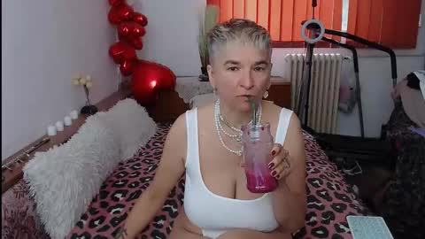 Snapshot of milfdolores chatting on October 1, 6:34 am milfdolores online show from October 1, 6:34 am