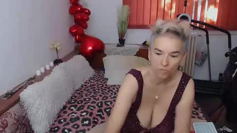 Snapshot of milfdolores chatting on September 24, 5:47 am milfdolores online show from September 24, 5:47 am