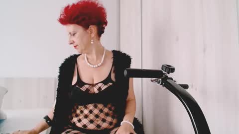 Snapshot of milffsupreme chatting on October 3, 11:29 am Milfsupreme online show from October 3, 11:29 am