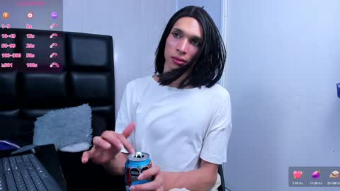 Snapshot of milk_max18 chatting on January 16, 9:19 pm MAX online show from January 16, 9:19 pm