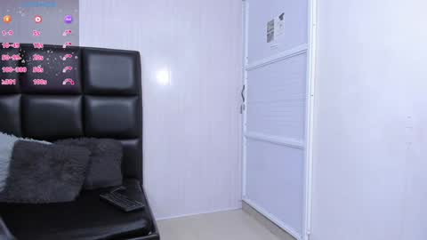 Snapshot of milk_max18 chatting on December 28, 3:26 am MAX online show from December 28, 3:26 am