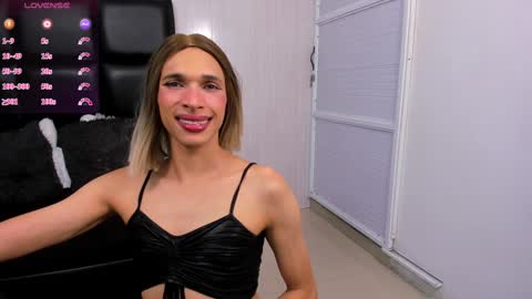 Snapshot of milk_max18 chatting on January 20, 9:43 pm MAX online show from January 20, 9:43 pm