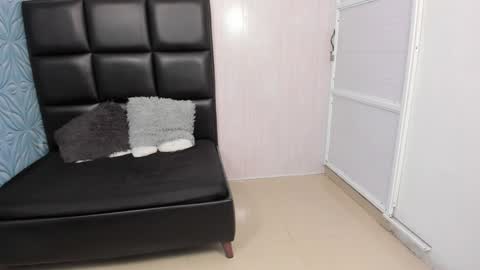 Snapshot of milk_max18 chatting on February 9, 2:28 am MAX online show from February 9, 2:28 am