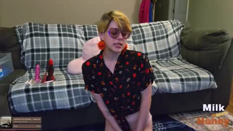 MilkandHoney online show from October 28, 2:45 am