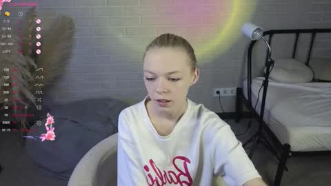 Snapshot of millaholt chatting on September 17, 8:29 am Hello Im Mila online show from September 17, 8:29 am