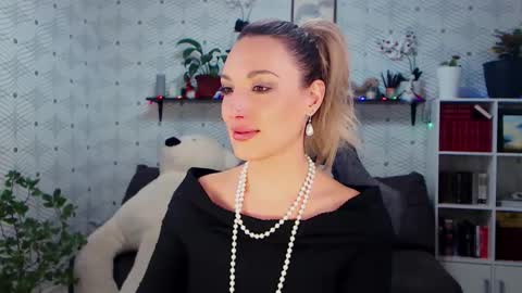 MillaXQueen online show from January 19, 3:33 pm