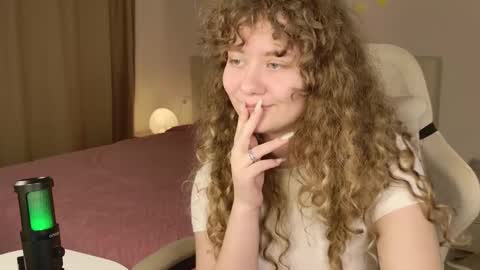 milounee online show from February 9, 5:44 am