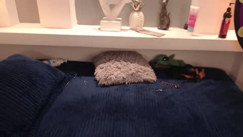 Milu Wallace  online show from November 8, 8:12 pm