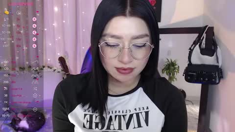 Snapshot of mily_thomson_b chatting on October 19, 10:14 pm Mily online show from October 19, 10:14 pm