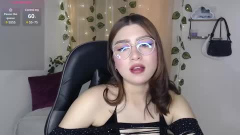 Snapshot of mily_thomson_b chatting on March 8, 5:33 pm Mily online show from March 8, 5:33 pm