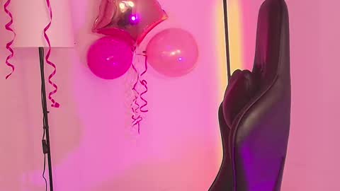 Snapshot of milyrouse___ chatting on February 11, 3:40 am Milly online show from February 11, 3:40 am