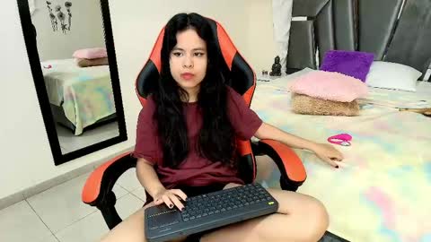 minilove_01 online show from April 25, 12:51 pm
