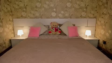 mishapallmer online show from April 1, 8:37 am