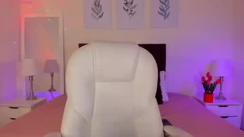 Amanda Reyes online show from February 3, 1:15 pm