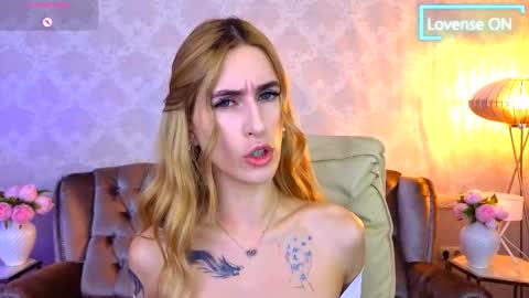 Snapshot of miss_martini chatting on October 23, 6:26 am online show from October 23, 6:26 am