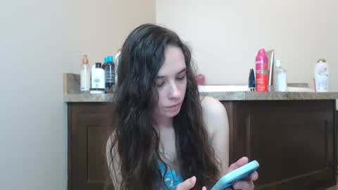 Snapshot of miss_sunshine01 chatting on January 19, 10:49 pm Bella online show from January 19, 10:49 pm