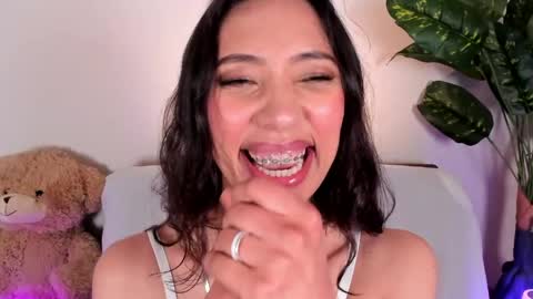Miss Veronica online show from May 8, 1:50 pm