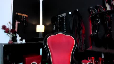 Snapshot of missdarklady chatting on January 31, 10:42 pm Missdarklady online show from January 31, 10:42 pm