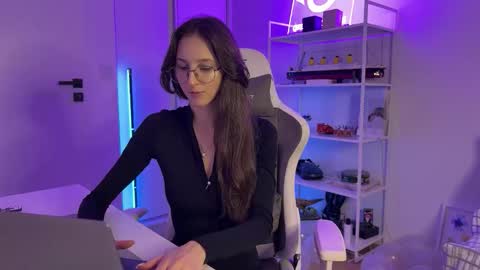 misslalii online show from December 3, 7:58 pm