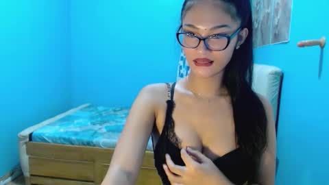 missminervaa online show from April 29, 5:30 pm