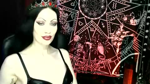 Snapshot of missmoondoll chatting on October 6, 4:30 am MissMoonDoll online show from October 6, 4:30 am