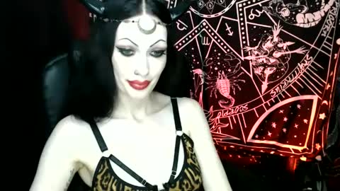 Snapshot of missmoondoll chatting on January 2, 4:41 am MissMoonDoll online show from January 2, 4:41 am