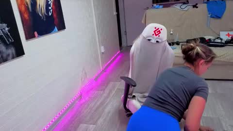 . online show from December 5, 3:21 pm