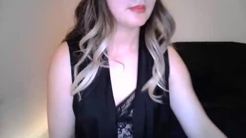 Snapshot of misticwomen chatting on October 25, 12:17 pm MisticWomen online show from October 25, 12:17 pm