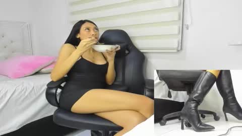 Snapshot of mistress_findom chatting on October 10, 5:13 am mistress_findom online show from October 10, 5:13 am
