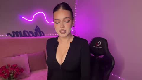 Mia online show from November 6, 9:18 pm