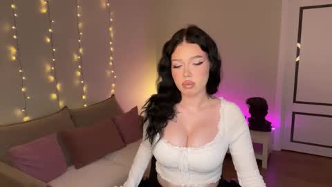 Mia online show from February 9, 8:22 pm