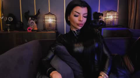 Elenia online show from December 4, 3:15 pm