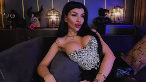 Elenia online show from December 7, 1:46 pm