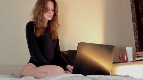 Snapshot of mistresselizy chatting on February 24, 7:55 am mistresselizy online show from February 24, 7:55 am