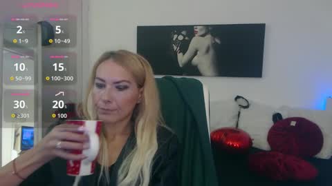 Snapshot of mistressevelyn_ chatting on October 4, 4:54 am MistressEvelyn online show from October 4, 4:54 am