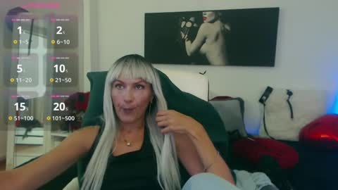 Snapshot of mistressevelyn_ chatting on September 12, 4:42 pm MistressEvelyn online show from September 12, 4:42 pm