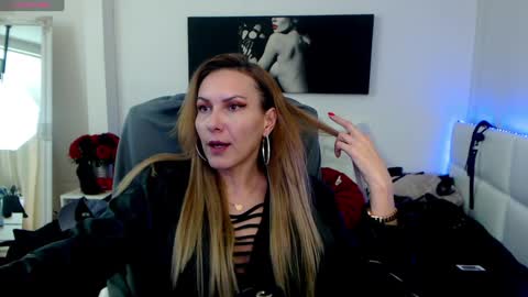 Snapshot of mistressevelyn_ chatting on February 3, 10:36 am MistressEvelyn online show from February 3, 10:36 am