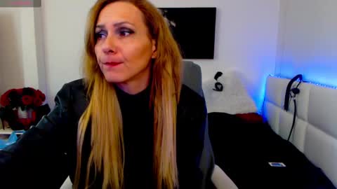Snapshot of mistressevelyn_ chatting on February 13, 10:34 am MistressEvelyn online show from February 13, 10:34 am