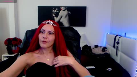 Snapshot of mistressevelyn_ chatting on February 2, 9:18 am MistressEvelyn online show from February 2, 9:18 am