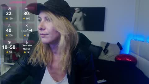Snapshot of mistressevelyn_ chatting on September 28, 7:45 pm MistressEvelyn online show from September 28, 7:45 pm
